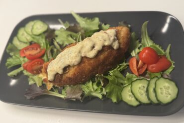 Sea sisefilee sampinjonikastme, spargli ja ahjukartuliga.