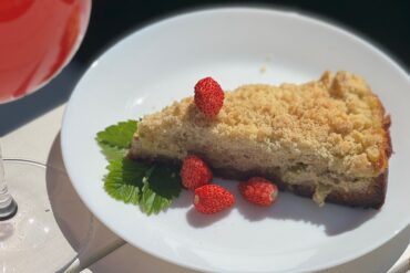 Sea sisefilee sampinjonikastme, spargli ja ahjukartuliga.